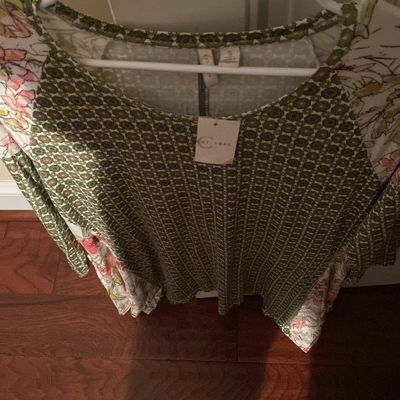 Womens moss green colored print shark tail hem top, size S - Picture 6 of 6